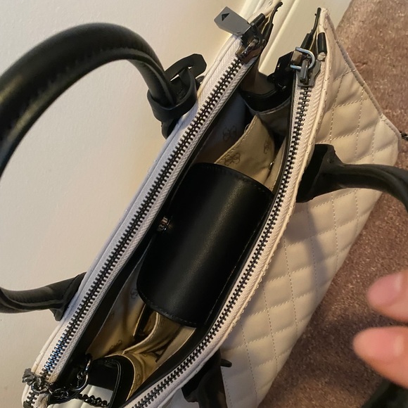 Guess Bag - Picture 4 of 10